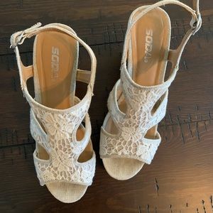 Women’s Soda wedges, size 8; cream/lace